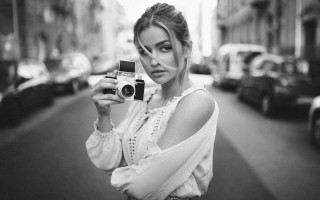 Woman camera city street blurry - photographic free wallpaper