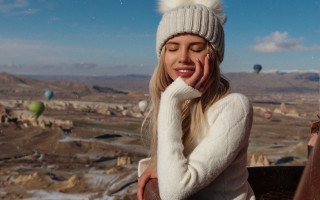 Woman white sweater hat hotairballoon - a hot air balloon free wallpaper