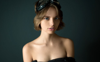 Black dress black hat green - dieselpunk free wallpaper