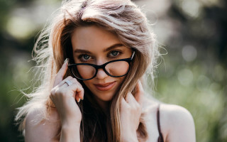 Woman glasses browndress posing blurry - a brown dress free wallpaper