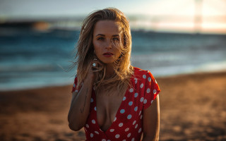 Woman polka dot dress beach - a sunset in the background free wallpaper