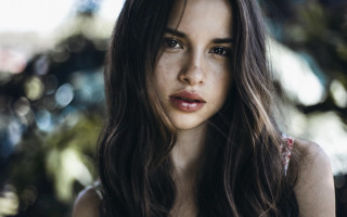 Woman longhair seriousface bokeh makeup - a blurry background of trees and bushes free wallpaper