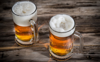 Beer mugs wooden table UE5 - adolf bierbrauer free wallpaper
