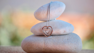 Heart pendant rock table florianne - top of a rock free wallpaper