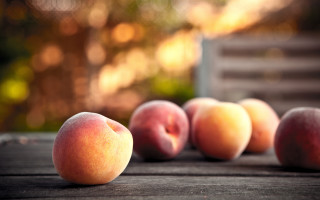 Peaches wooden table outdoor sun - a wooden table outside free wallpaper