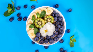 Blueberry kiwi mint bowl outdoors - blueberry free wallpaper