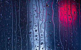 Rainy window red light night - a red light in the background free wallpaper