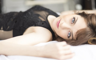 Woman laying bed portrait barbizon - a bunt free wallpaper