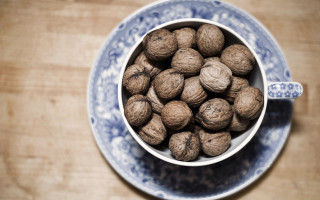 Walnut bowl remote control blue - photorealism free wallpaper
