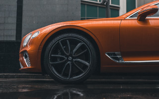 Car closeup rainy street building - a close up of a car free wallpaper