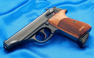 Gun wooden barrel blue cloth - a wooden barrel free wallpaper