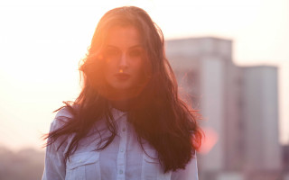Woman sunshine hair building portrait - the sun free wallpaper
