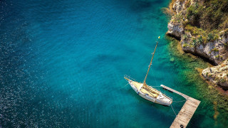Docked boat cliff water city - sense of depth free wallpaper
