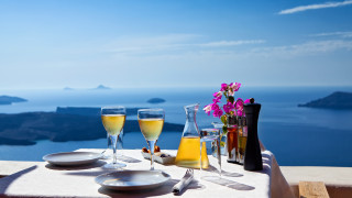 Ocean beach wine glass table - two glass of wine free wallpaper