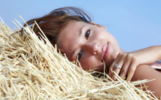 Hay woman blue sky ring - a diamond ring free wallpaper