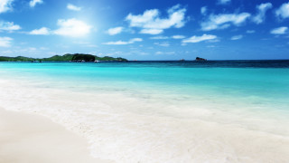 Beach blue water boats sunny - clear blue water free wallpaper