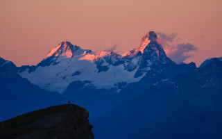 Mountain top sunset cloudy sky - a mountain top free wallpaper