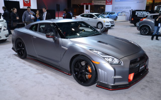 Silver sports car show crowd - display free wallpaper