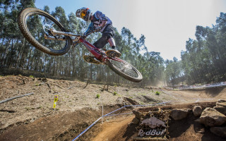 Man riding bike dirt hill - dave allsop free wallpaper