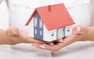 Woman holding model house red - 3 d model free wallpaper