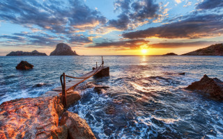 Boat rocky shore sunset magic - a rope free wallpaper