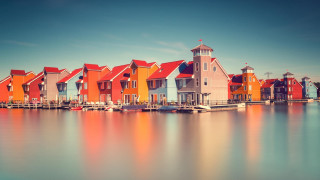 Lake houses dock boats sunset - a row of houses free wallpaper