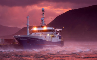 Boat mountain sunset pink clouds - rich moody colour free wallpaper