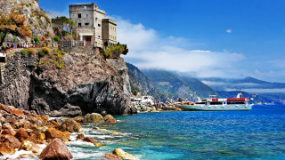 Rocky cliff beach boat water - a boat free wallpaper for desktop