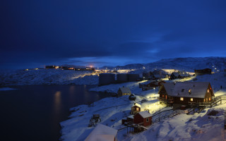 Snowy mountain house lake night - a dark sky above free wallpaper