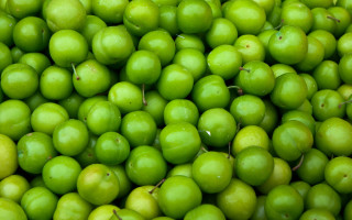 Green apples pile store window - olive skin free wallpaper