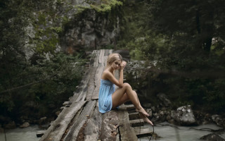 Woman bridge river blue dress - a phone free wallpaper