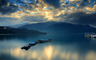 Boats lake clouds mountains sunset - top of a lake under a cloudy sky free wallpaper