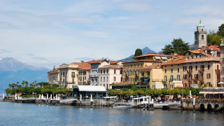 Lake shore houses mountains clock - a row of houses free wallpaper