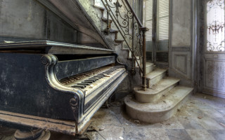Grand piano room staircase curtained - grand free wallpaper