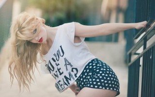Woman fence leaning blonde blurry - a woman leaning against a fence free wallpaper