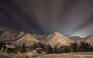 Snowy mountain cabin forest night - long exposure free wallpaper