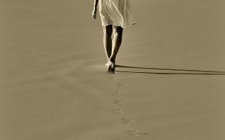 Woman beach hat dress footprints - a long dress free wallpaper