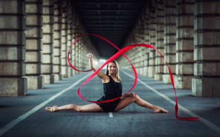 Woman ribbon arabesque sports fence - a red ribbon free wallpaper