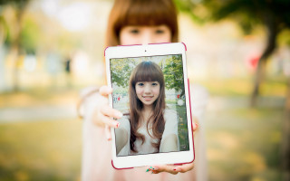 Woman selfie park blurry bokeh - a picture of herself free wallpaper