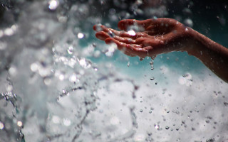 Hand water bubbles blue sky - bubble free wallpaper