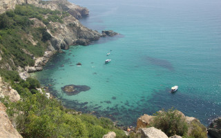 Boats rocky cliff vegetation panorama - a group of boats free wallpaper