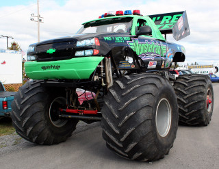 Monster truck large tire road - epic scale free wallpaper