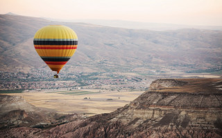 Hot air balloon valley town - a hot air balloon free wallpaper