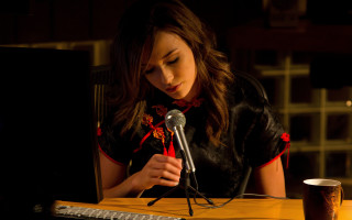 Eve ryder sitting desk microphone - a photo free wallpaper