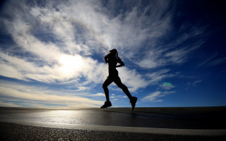 Beach run blue sky clouds - under free wallpaper