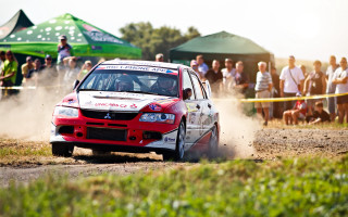 Red car dirt road crowd - a red car free wallpaper