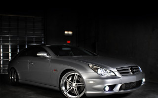 Silver car garage red light - a silver car free wallpaper