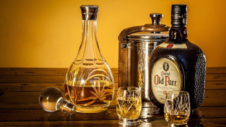 Whiskey bottle decanter glass still - product photography free wallpaper for desktop