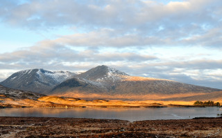 Mountain lake snow urban skyline - mountain in the background free wallpaper