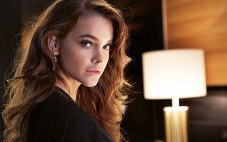 Woman long hair lamp portrait - piercing free wallpaper